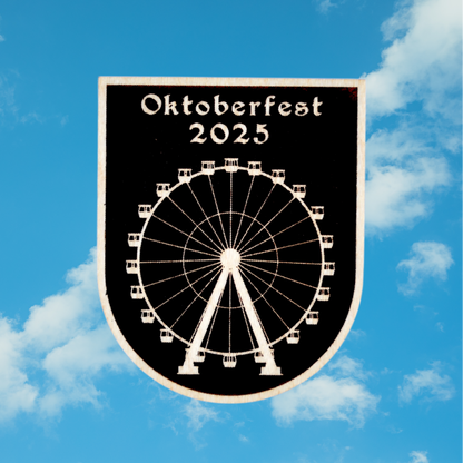 Trachten-Pin Wappen Oktoberfest 2025 "Riesenrad" Holz-Ahorn